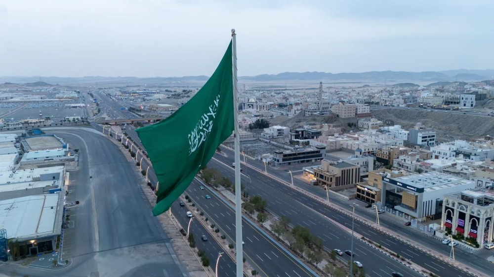 تتجاوز 80 مترًا.. تركيب أعلى سارية للعلم السعودي في مكة المكرمة