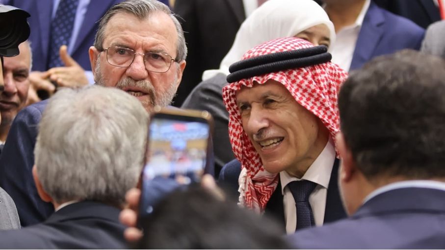 العرموطي يتعرض لوعكة صحية في مجلس النواب...