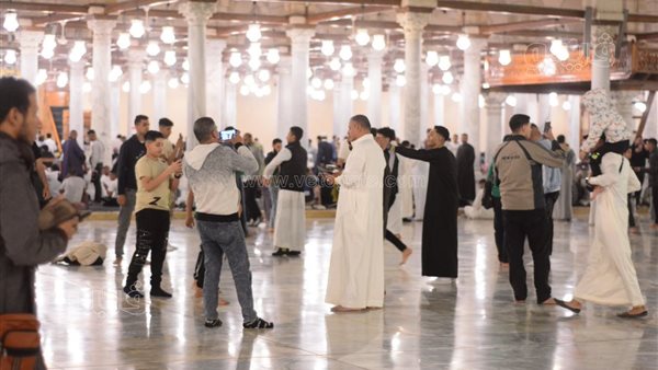 توافد المصلين على مسجد عمرو بن العاص لأداء صلاة العيد (صور)