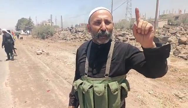 قائد حركة "رجال الكرامة" يطالب بحل المكتب الأمني التابع للهجري بالسويداء