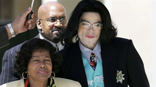 والدة مايكل جاكسون لم تستطع التمييز بين بطل فيلم Michael وابنها بعد مشاهدة الفيلم