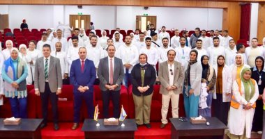 عمرو عثمان يشارك طلاب كلية التمريض حوارا مفتوحا حول أضرار المواد المخدرة