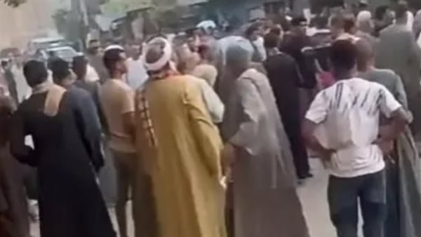 لحظة إسعاف ضحايا موقف أبنوب بعد إطلاق النيران عليهم بشكل عشوائي (فيديو)