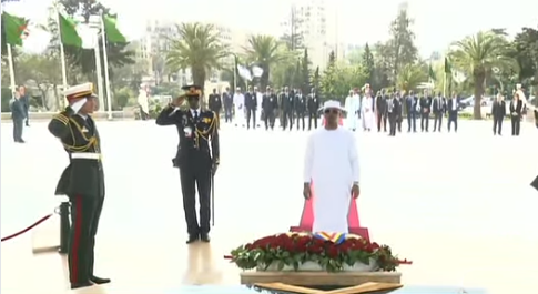 الرئيس التشادي يضع إكليلًا من الزهور بمقام الشهيد