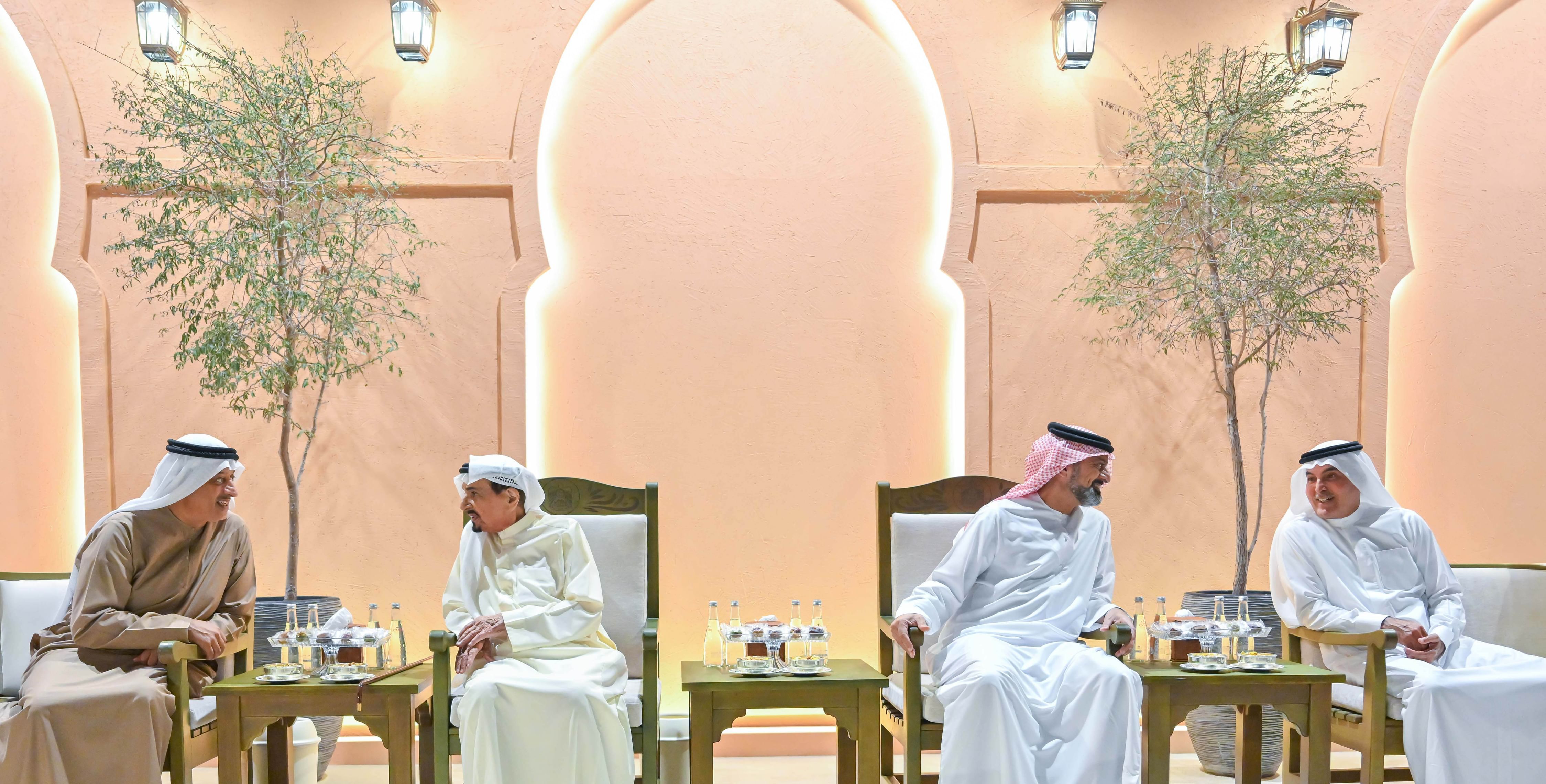 حاكم عجمان وولي عهده يتقبلان التهاني بشهر رمضان من الشيوخ والغرير والمواطنين