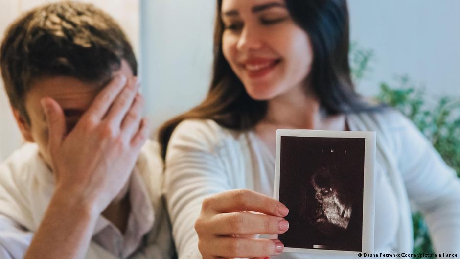 رجال يشعرون بآلام الحمل… ظاهرة حقيقية أم وهم؟