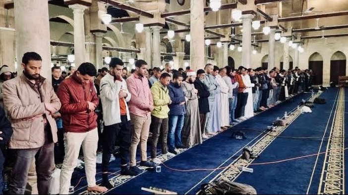 صلاة التراويح في المسجد أم البيت.. أيهما أكثر ثوابا؟| أزهري يجيب