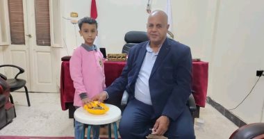 تلميذ ابتدائى يساهم بكل مدخراته ضمن مساعدات أهل الوادى الجديد لأهالى غزة