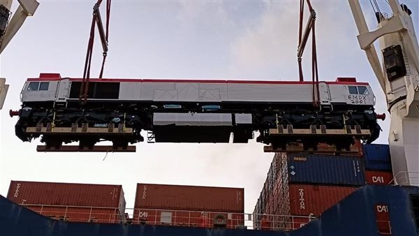 نقل قطار تالجو جديد من ميناء الإسكندرية إلى ورش السكك الحديدية تمهيدًا لدخوله الخدمة