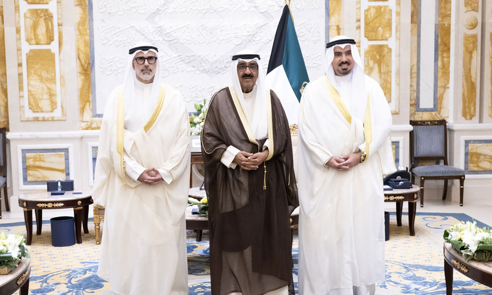 سمو أمير البلاد يستقبل وزير الخارجية الذي قدم لسموه سفير الكويت لدى التشيك لأداء اليمين القانونية