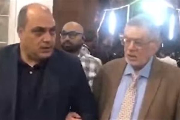 لحظة وصول الدكتور محمد الباز عزاء مختار نوح (فيديو)
