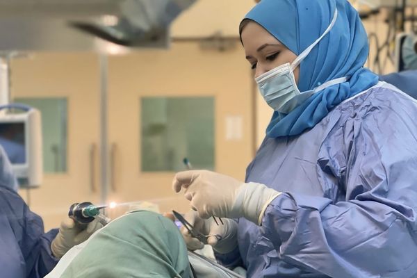 نجاحُ جراحة مُتقدّمة بالمنظار لاستئصال ورم سرطاني معقّد بمستشفى النهضة