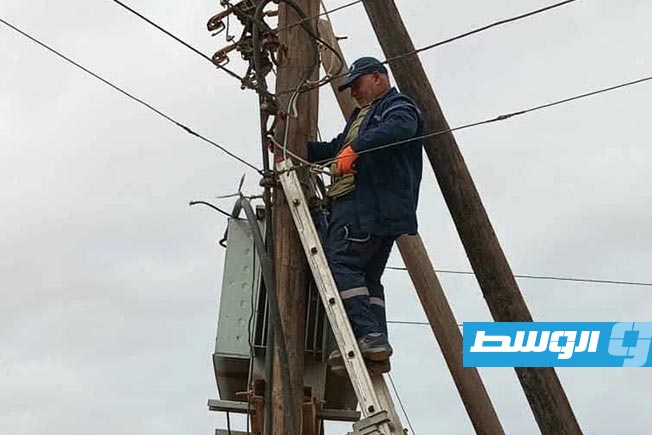 «الكهرباء» تواصل إصلاح الأعطال الناجمة عن الأمطار في غرب البلاد