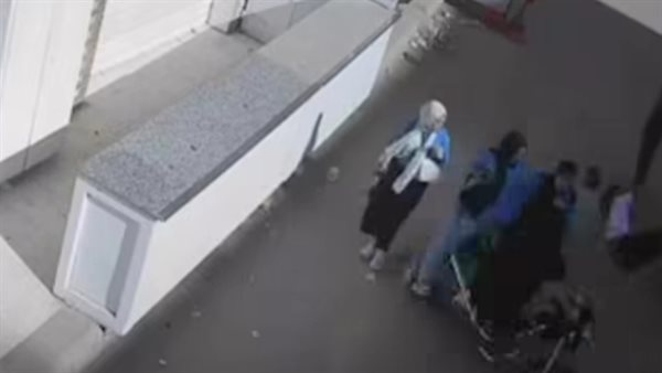 حادث صادم يهز مواقع التواصل.. دراجة نارية تصطدم 3 طالبات بعد الامتحان أثناء عبور الطريق