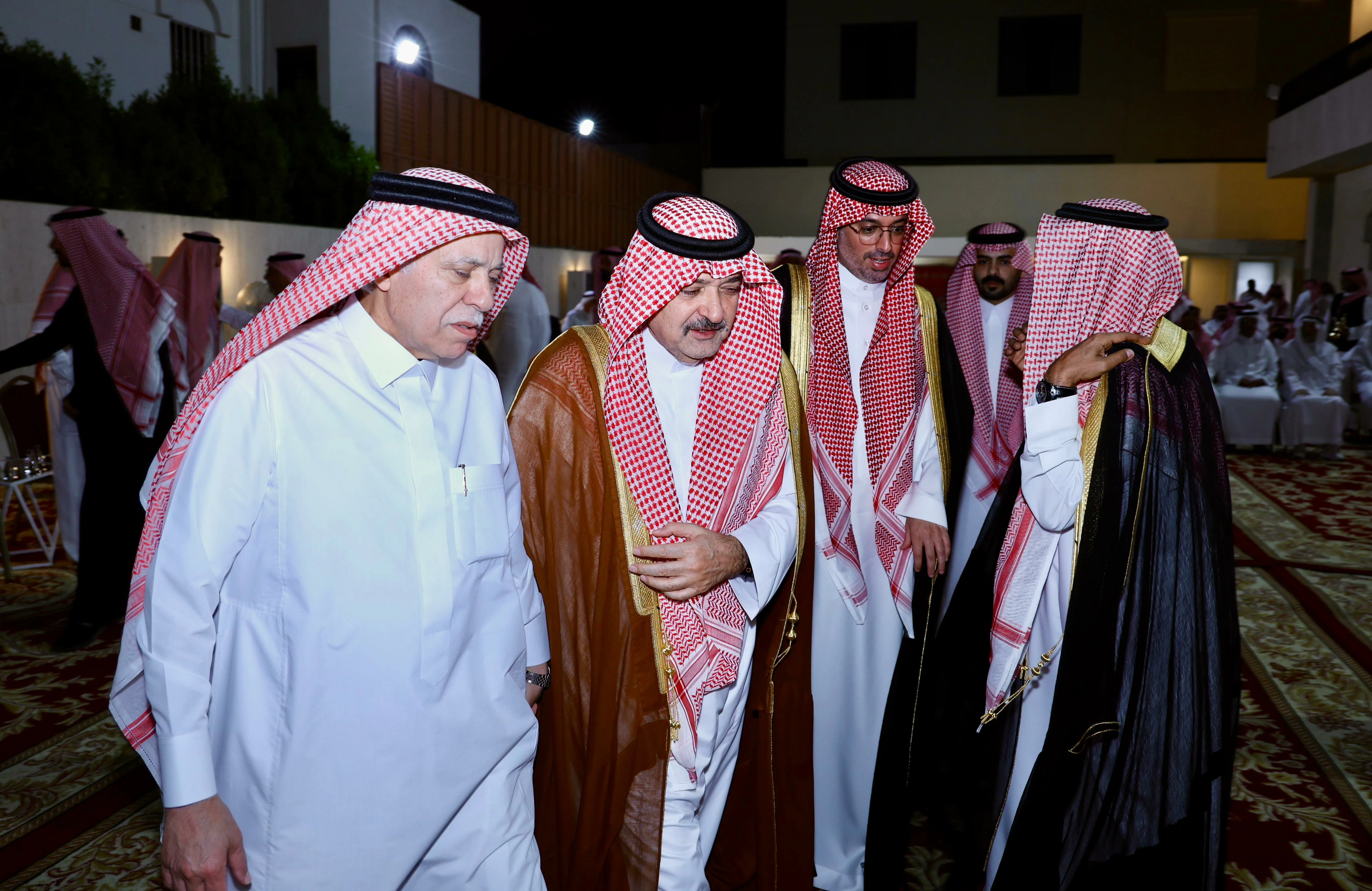 أمراء ووزراء يعزّون أسرتَي القصبي وظهران في فقيدتهم