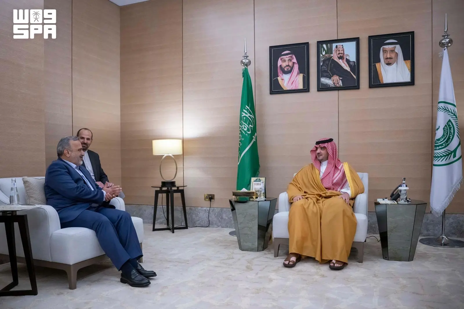 عبدالعزيز بن سعود يستقبل رئيس منظمة الحج والزيارة الإيرانية
