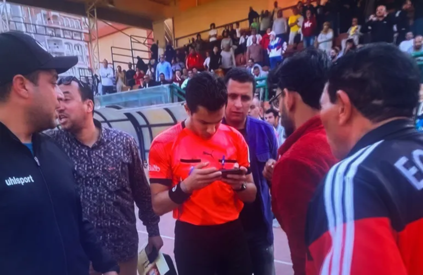 أول قرار من الاتحاد المصري ضد حكام مباراة طنطا والاتصالات بعد إلغائهم ركلة جزاء باستخدام الهاتف