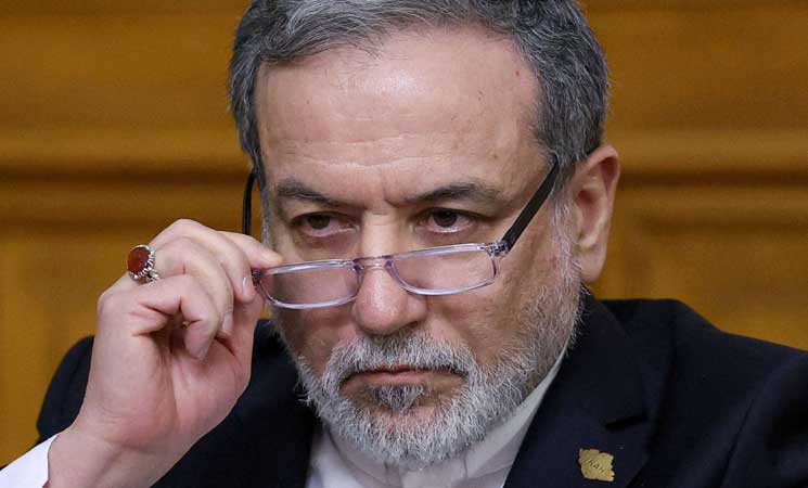 وزير الخارجية الإيراني يطالب ترامب بالاعتذار عن شنّ الحرب