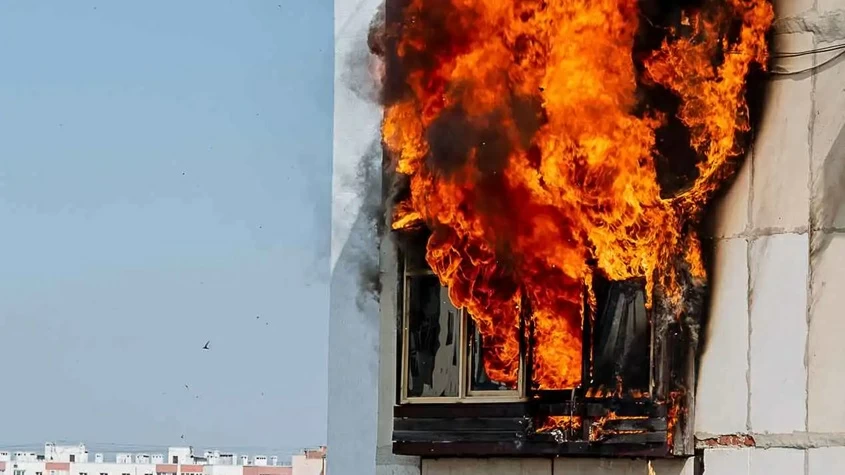 «سبايدر مان» الجزائري يتسلّق 10 طوابق لإنقاذ طفلين من الموت حرقاً