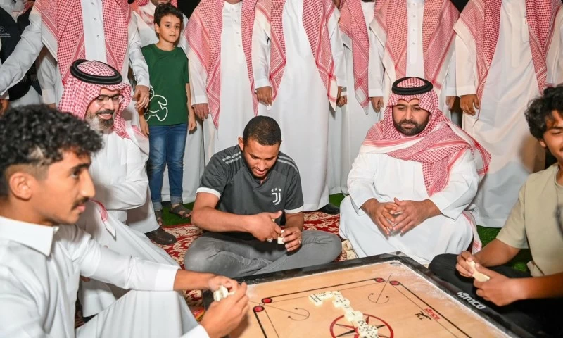 أمير جازان يزور سوق الأولين الرمضاني