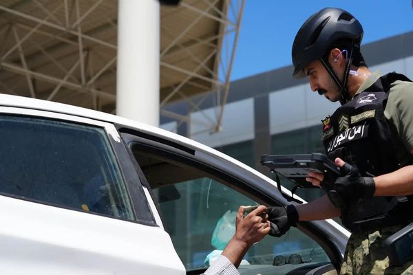 "الجوازات" تبدأ باستخدام الدراجات الكهربائية (السكوتر) في منفذ جسر الملك فهد بالمنطقة الشرقية