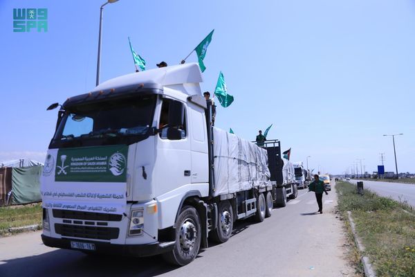 وصول قافلة مساعدات إنسانية جديدة مقدمة من السعودية إلى غزة