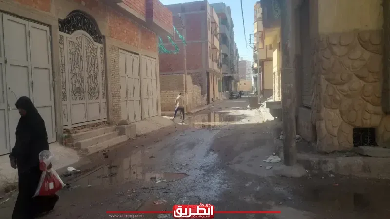 محافظ قنا يوجه بإنهاء مشكلات طفح مياه الصرف الصحي بمنتطقي الشؤون والمساكن