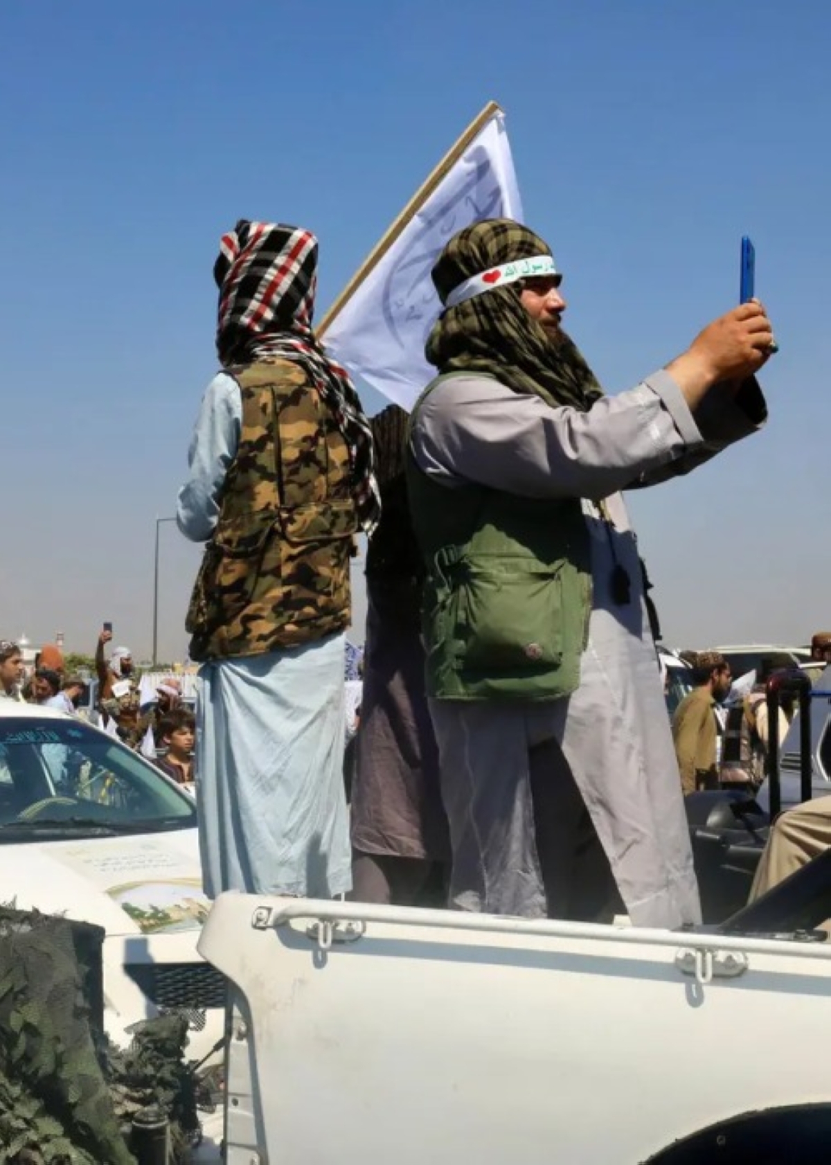 زعيم طالبان يمنع الهواتف الذكية عن الطلبة والموظفين
