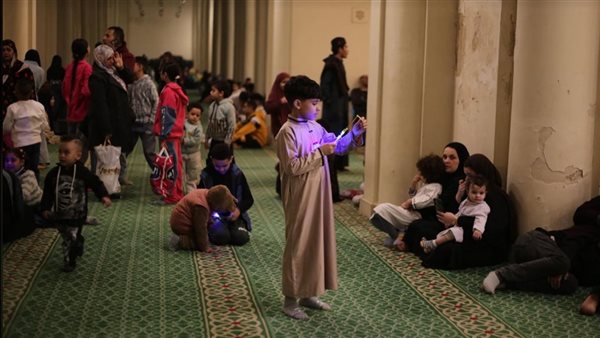 الأطفال يتصدرون المشهد في مسجدي مصطفى محمود والحاكم بأمر الله قبل صلاة العيد (فيديو وصور)
