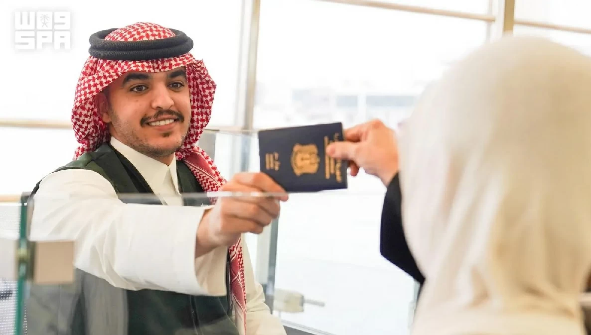 جوازات مطار الملك خالد تنهي إجراءات مغادرة ضيوف الرحمن