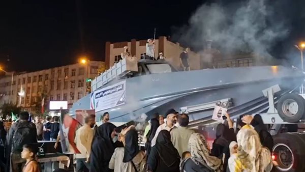 27 رجب ومداه يصل إلى 700 كيلو، إيران تكشف عن زورق هجومي جديد مزود بصواريخ كروز (فيديو)