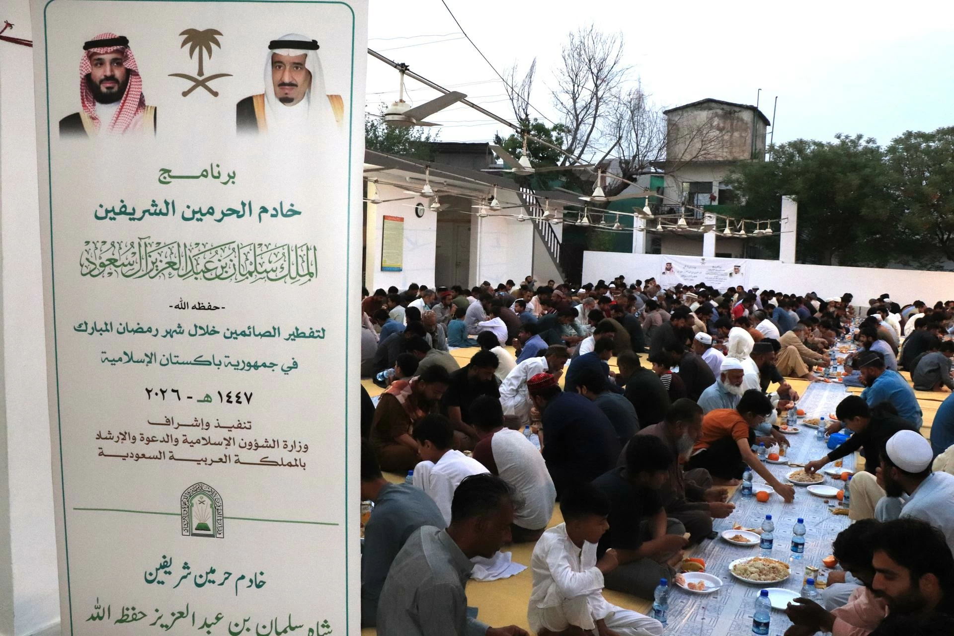 «الشؤون الإسلامية» تفطّر 500 صائم في إسلام آباد