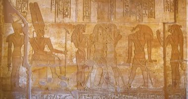 نقوش وجداريات هيبس بالوادى الجديد إبداع ليس له مثيل فى أى مكان أثرى بالعالم.. تضم أسماء 600 معبود مصرى وتروى أغرب قصص صراع الخير والشر فى مصر القديمة.. وهذه رحلة الوصول للمعبد لأداء الطقوس
