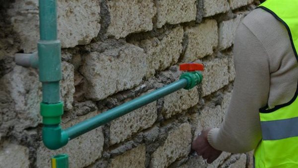حملات مكثفة للتصدي لوصلات المياه الخلسة بحدائق أكتوبر
