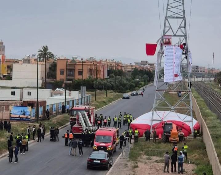 عودة اعتصام “الصحراوي” فوق عمود كهربائي تستنفر السلطات الأمنية بمراكش