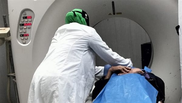 الكشف الطبي على 260 مريضا من غير القادرين في قافلة مجانية بالفيوم