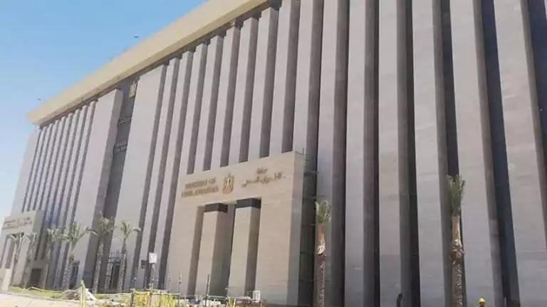 وزير الطيران يتفقد غرفة الأزمات بمطار القاهرة بعد غلق الأجواء الإقليمي