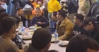 صواني مشويات وكوارع فى موائد بحر البلد بالوراق