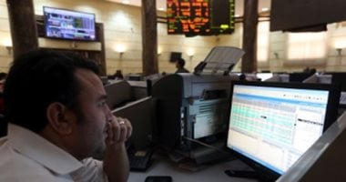 البنوك والاتصالات في "فخ الهبوط"..نزيف النقاط يضرب 12 قطاعًا بالبورصة