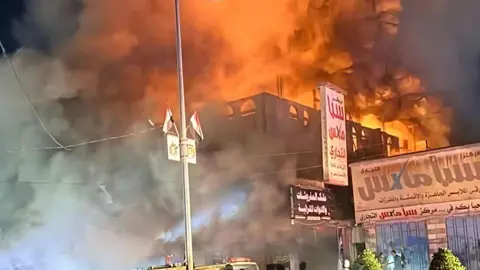 حريق يلتهم مركزًا تجاريًا في مأرب ويخلّف خسائر مادية كبيرة