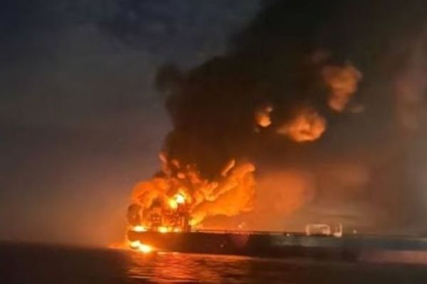 حطام مسيّرة يشعل حريقًا في منشأة نفط روسية
