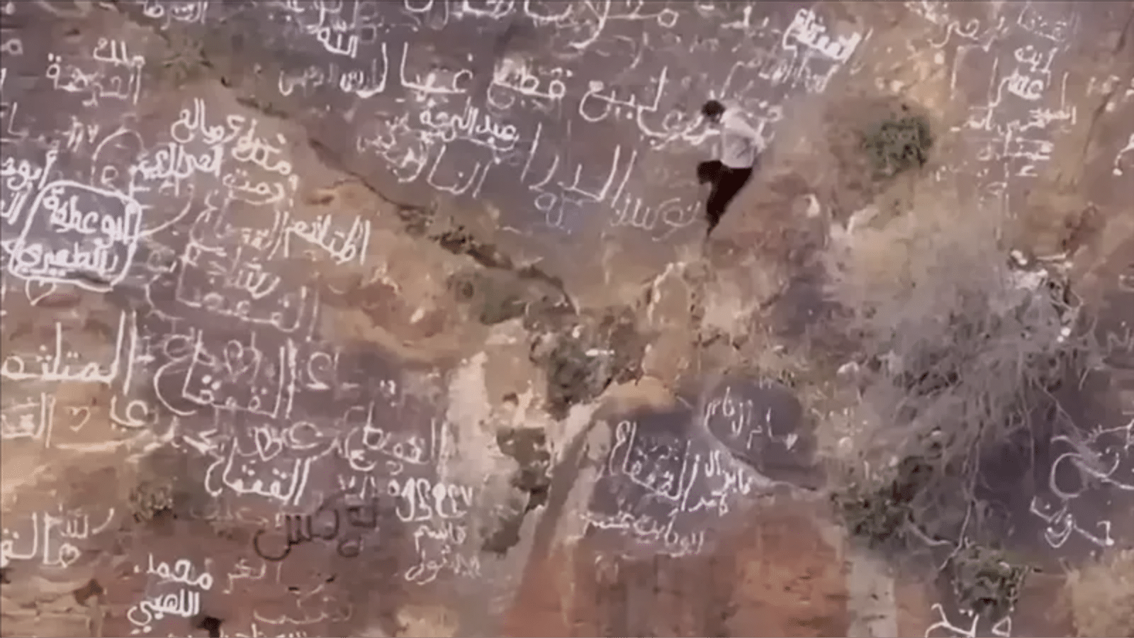 نهاية مأساوية لمغامر يمني شهير بعد سقوطه في فوهة بركان