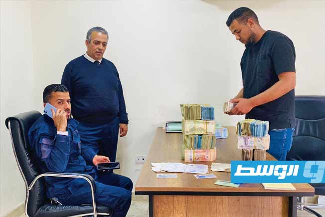 شرطة طرابلس تعيد مبلغًا ماليًا مفقودًا إلى صاحبه بعد حادث مروري