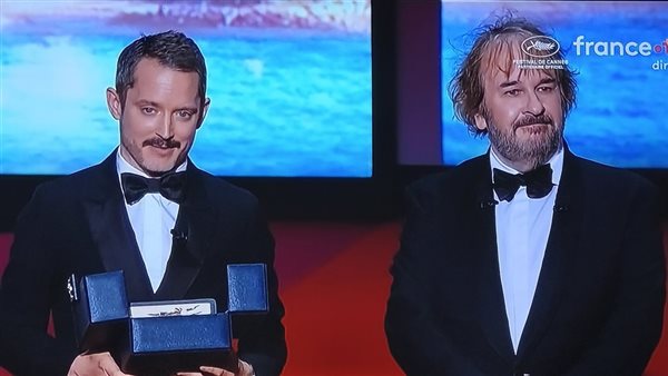 مشهد مؤثر، إيليا وود يكرم بيتر جاكسون قبل منحه السعفة الذهبية بمهرجان كان (فيديو)