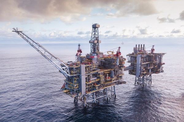 النفط يسجل أعلى مستوى في أسبوعين بعد تصاعد التوترات