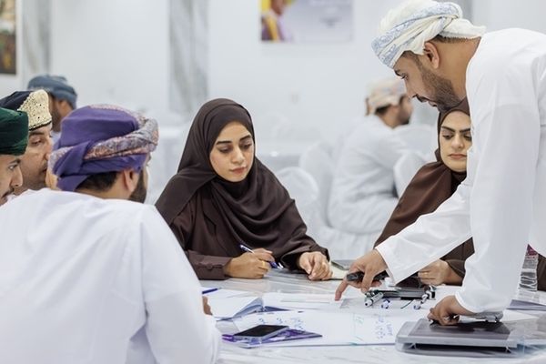 مختصون: الحوار البنّاء يعزز وعي الشباب ويحوّل الاختلاف إلى مساحة للتفاهم