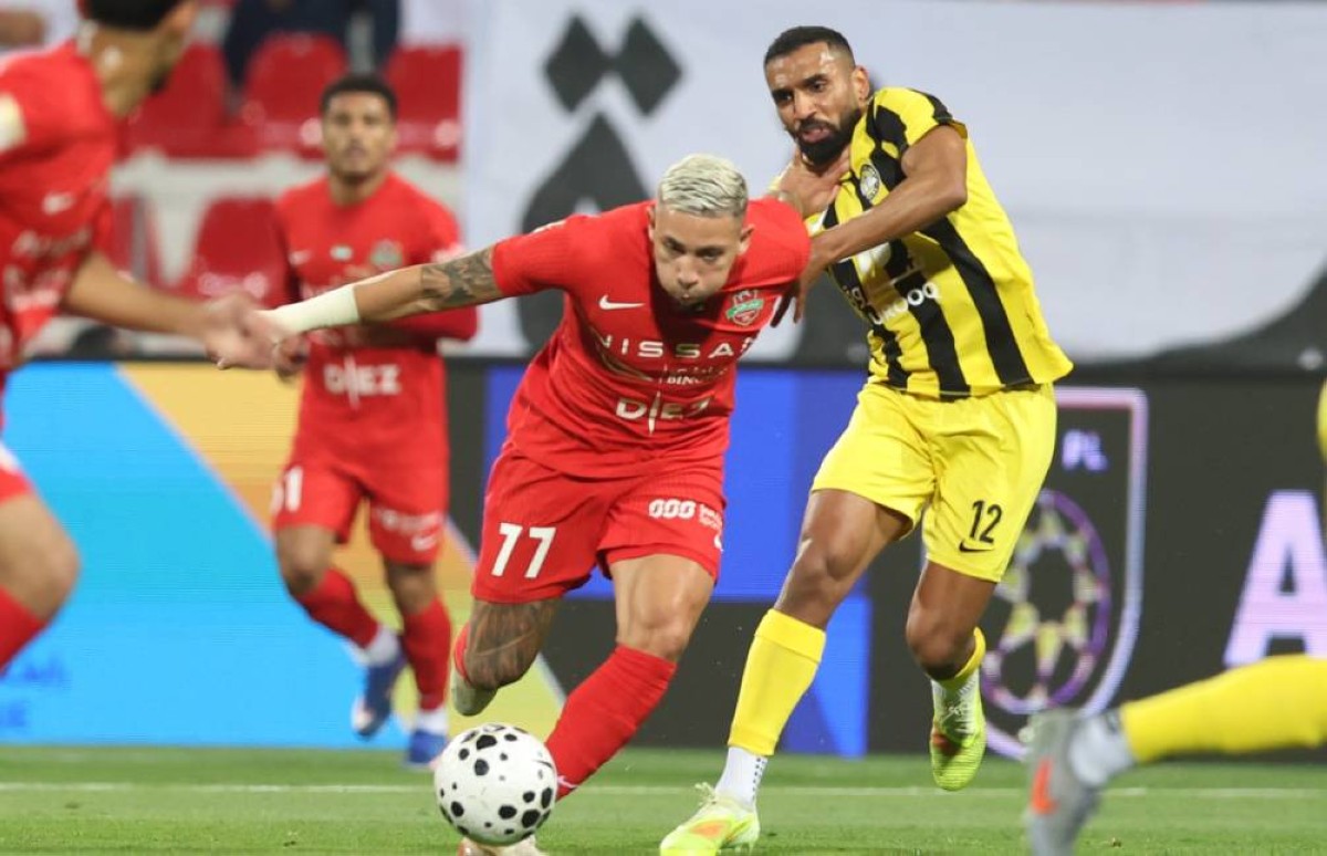 شباب الأهلي يقسو على كلباء ويعتلي صدارة الدوري