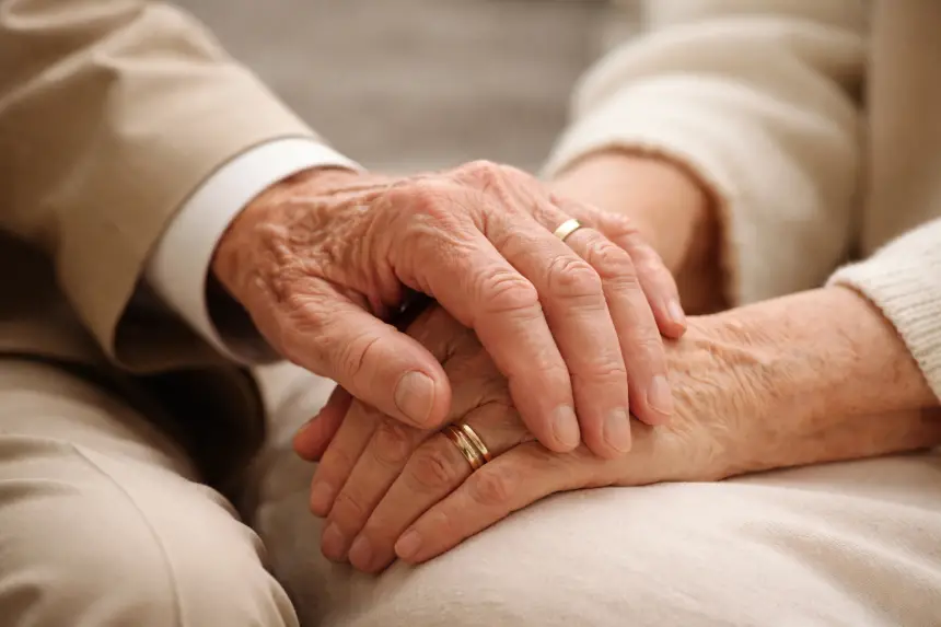 بعد معركة قضائية عائلية.. قضاء سنغافورة يمنح رجلاً يبلغ 97 عاماً حق الزواج رغم اعتراض ابنه