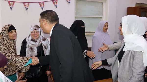 محافظ القليوبية يهنئ نزلاء دار المسنين ببنها بفرحة عيد الفطر