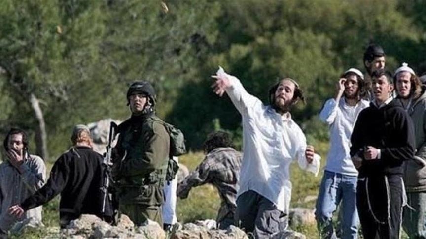 مستوطنون يهاجمون منزلا في بلدة "دير دابون" شرق رام الله